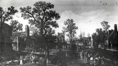 107541 Gezicht in de Dorpsstraat te De Bilt met veel publiek en rechts het St. Petronellakapelletje.